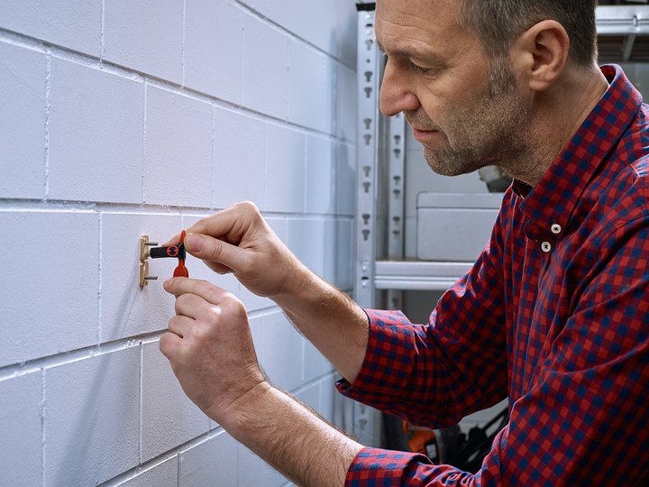 Produktbild tesa Klebeschraube für Mauerwerk & Stein, viereckig