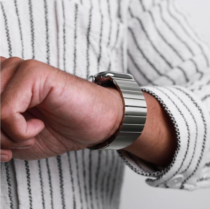 Actual product image Vonmählen Edelstahl Gliederarmband Pro für Apple Watch 44/45/46/49mm, wüstensand (Stainless steel, Stainless steel)