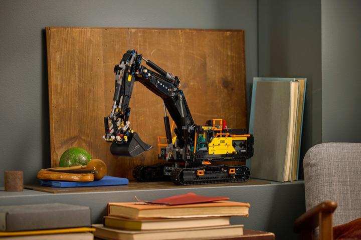 Actual product image LEGO Volvo EC500 Hybrid Bagger (42215, LEGO Technic)