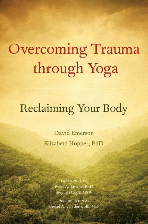 Produktbild Overcoming Trauma Through Yoga (Englisch, Elizabeth Hopper, Ph.D. David Emerson, 2011)