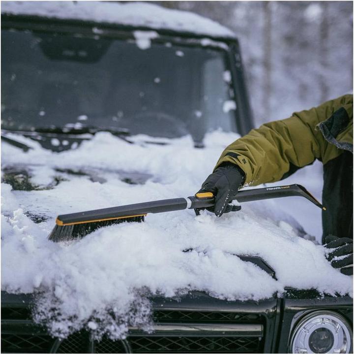 Productafbeelding Fiskars X-Series Brush And Scraper Telescopic