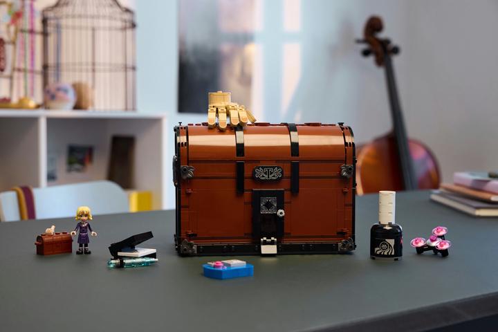 Actual product image LEGO The flat of the ice-cold hand (76785, LEGO Wednesday)