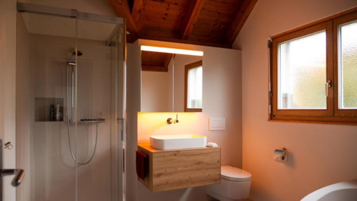 Produktbild Schneider DAILY Line Ultimate LED Lichtspiegelschrank, 1 Tür Anschlag wechselbar, Steckdose rechts (84 x 56 x 20 cm)