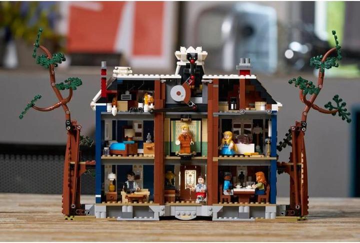 Actual product image LEGO Stranger Things: The Creel House (11370, LEGO Icons)