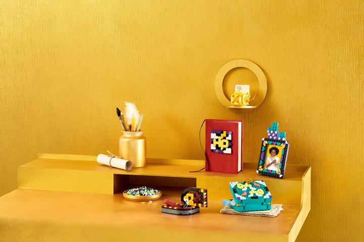 Actual product image LEGO Hogwarts Desk Set (41811, LEGO Dots)