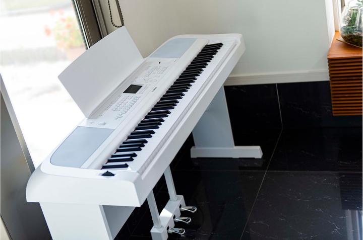 Immagine prodotto Yamaha DGX-670WH tastiera / pianoforte digitale con (88 Chiavi)