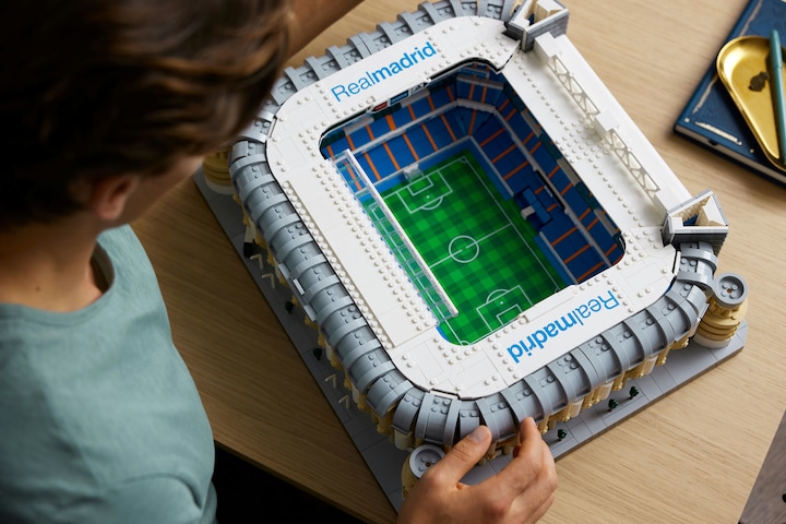 Immagine prodotto LEGO Real Madrid - Stadio Santiago Bernabéu (10299, LEGO Icons, Set LEGO rari)