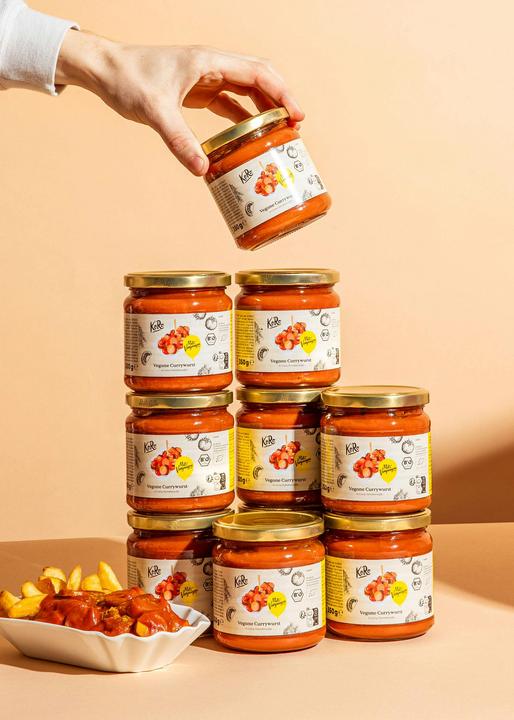 Produktbild KoRo Bio Curry-Tomatensauce mit veganer Bio Bratwurst auf Basis von Tofu und Weizeneiweiss (3500 g)