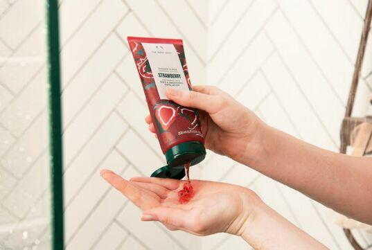Produktbild The Body Shop Strawberry Shower Scrub (200 ml)