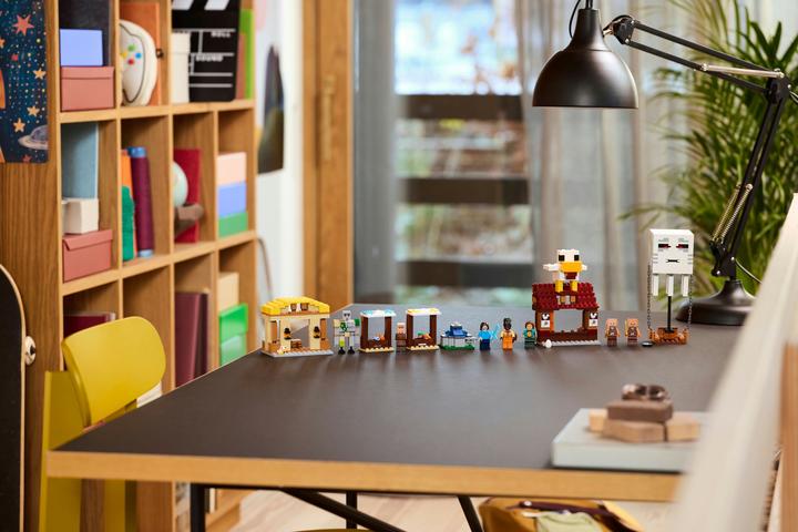 Actual product image LEGO Attack of the Ghast balloon (21273, LEGO Minecraft)