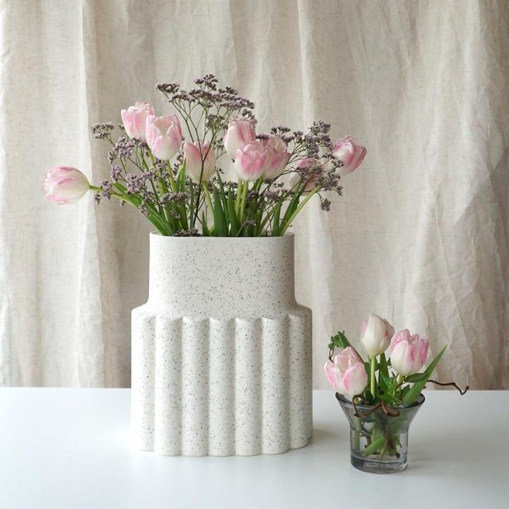 Produktbild Born in Sweden MYLLA Vase oval Marmor weiss matt 25cm Design aus Steinzeug (1x)