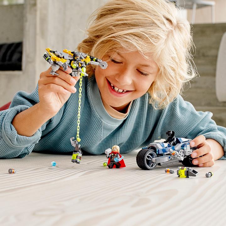 Actual product image LEGO Avengers Speeder-Bike Attack (76142, LEGO Marvel)