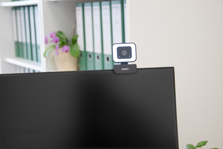 Actual product image Aukey PC-LM6 Stream Series with Ring Light (2 Mpx)