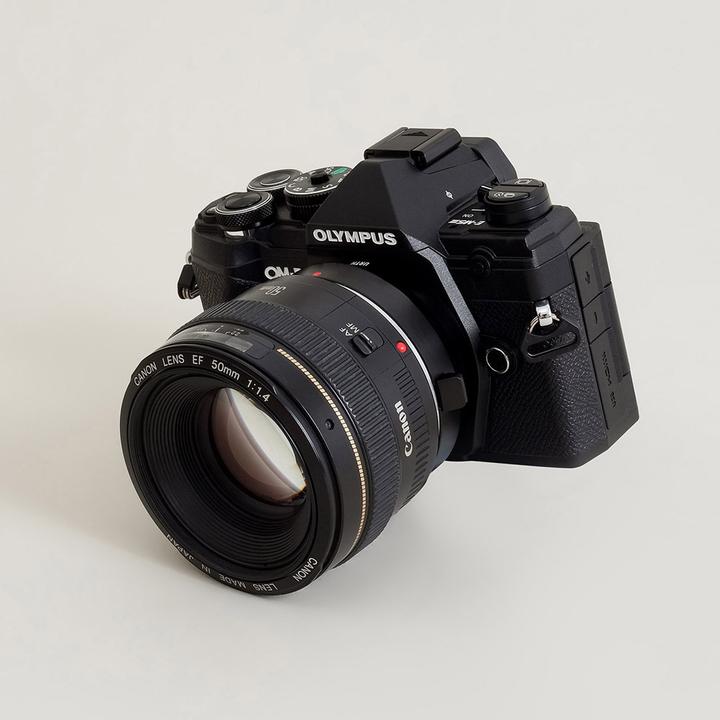 Immagine prodotto Urth Adattatore per obiettivo: Compatibile con gli obiettivi Canon (EF / EF S) per i corpi macchina