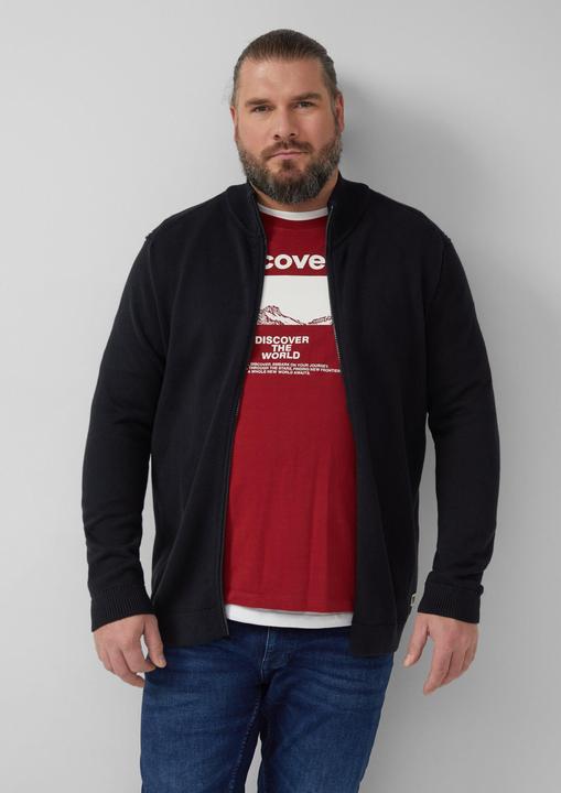 Produktbild s.Oliver Strickjacke Baumwoll-Strickjacke mit Stehkragen und Logo-Patch (4XL)