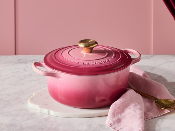Produktbild Le Creuset Bräter Signature rund berry 24cm (Gusseisen, 24 x 16.60 cm)