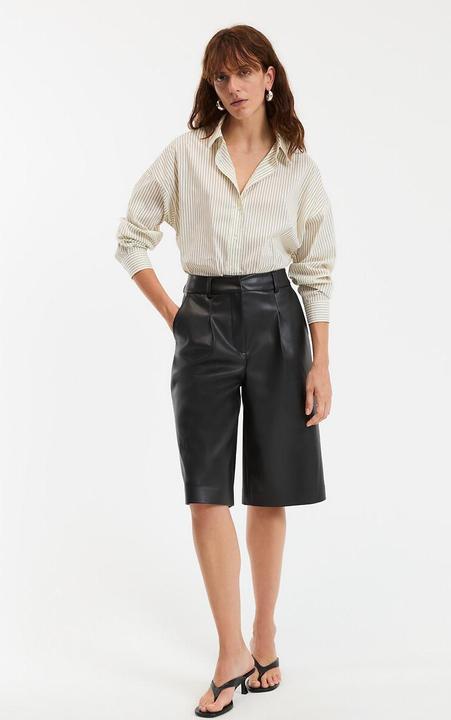 Actual product image La Redoute Collections Bermuda-Shorts aus Kunstleder mit Abnähern (Frequency band 38 (2600 MHz))