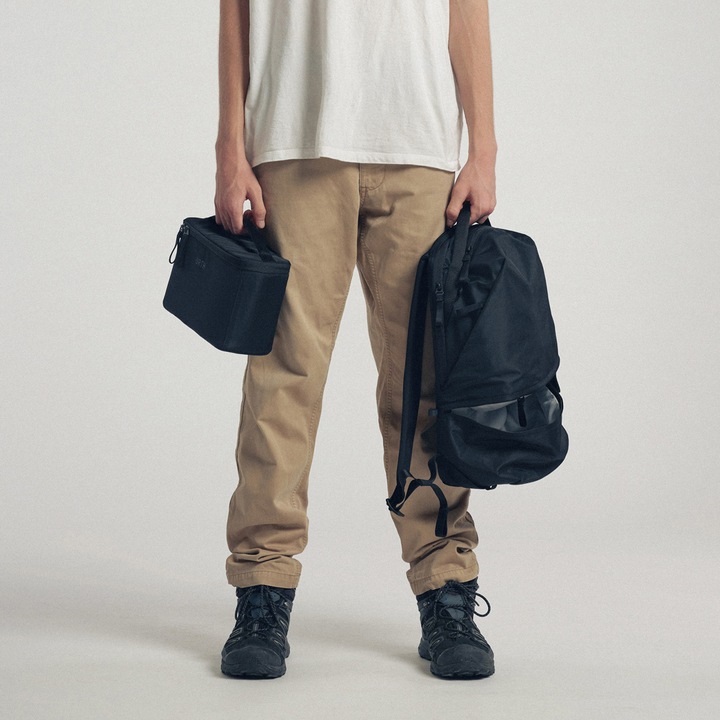 Actual product image Urth Arkose 20L Backpack + Camera Insert (Black) (Camera shoulder bag, 20 l)