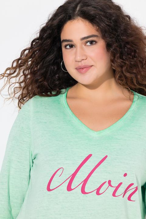 Image du produit Ulla Popken T-shirt col en V et manches 3/4. Imprimé « salut ». Teinture à froid (cold-dyed). (46, 48)