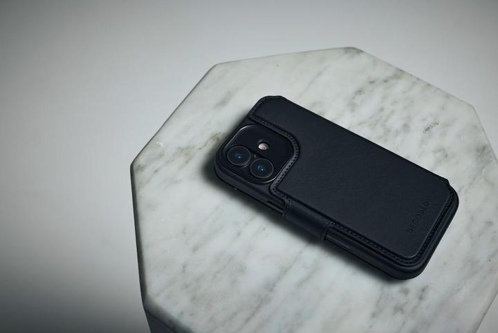 Actual product image Decoded Leather Detachable Wallet iPhone 17 Black (Apple iPhone 17)