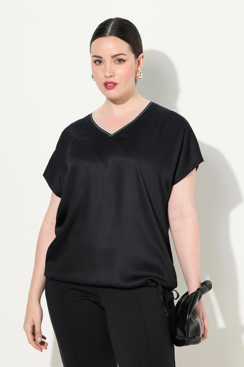 Image du produit Ulla Popken Blouse avec satin sur le devant. Décolleté en V et manches courtes. Cordon de serrage à la base. (46, 48)