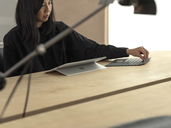 Produktbild Microsoft Surface Pro X (13", Microsoft SQ1, 128 GB, 128 GB)
