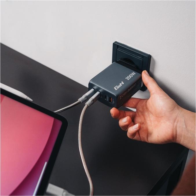Actual product image Verbatim GNC-200 GaN Charger (200 W, 4 ports)