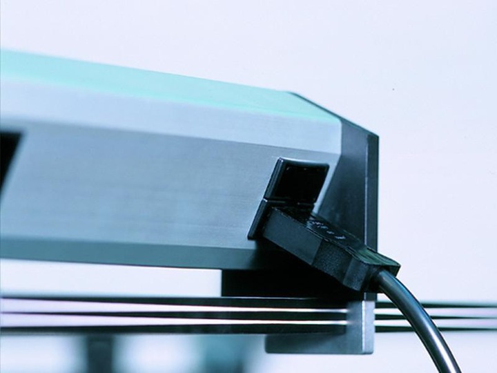 Produktbild Bachmann Tisch-Steckdosenleiste 3 Schutzkontaktsteckdosen schwarz. 2 CAT5e RJ45 Buchse/BuchseStromeingang: GS (3 x, CEE 7/4)