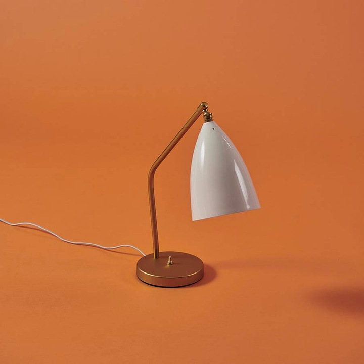 Produktbild Gubi Gräshoppa Tischleuchte Glossy Alabaster White/Brass (E14)