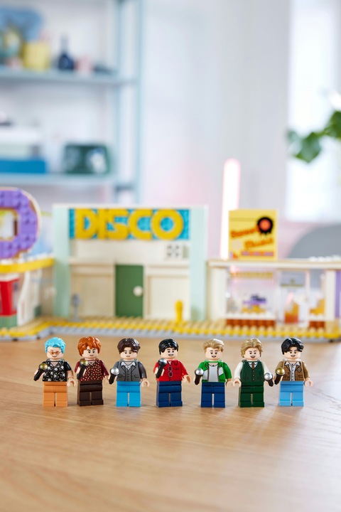 Actual product image LEGO Ideas BTS Dynamite (21339, LEGO Ideas, LEGO Rare Sets)