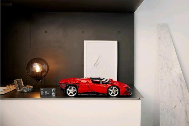 Actual product image LEGO Ferrari Daytona (42143, LEGO Technic)