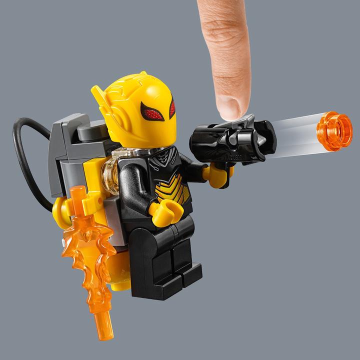 Actual product image LEGO Batman Mech vs. Poison Ivy Mech (76117, LEGO DC)
