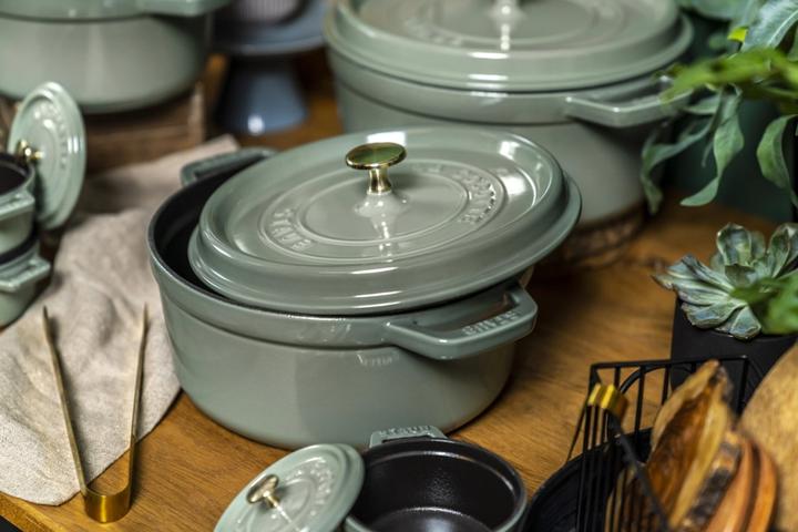 Actual product image Staub Cocotte 28 cm, round, eucalyptus, cast iron 6.7l (28 cm, Casserole + Stewpot, Cast iron)