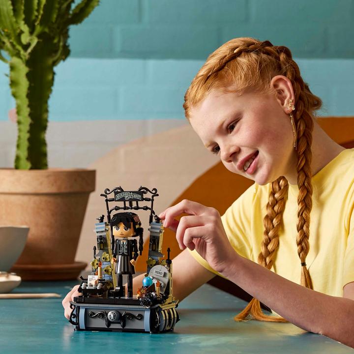 Produktbild LEGO Wednesday Addams Baufigur (76780, LEGO Wednesday)