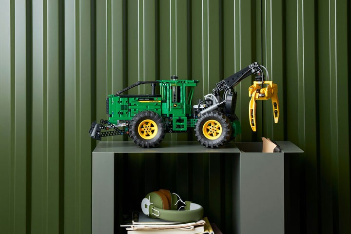 Actual product image LEGO John Deere 948L-II Skidder (42157, LEGO Technic)