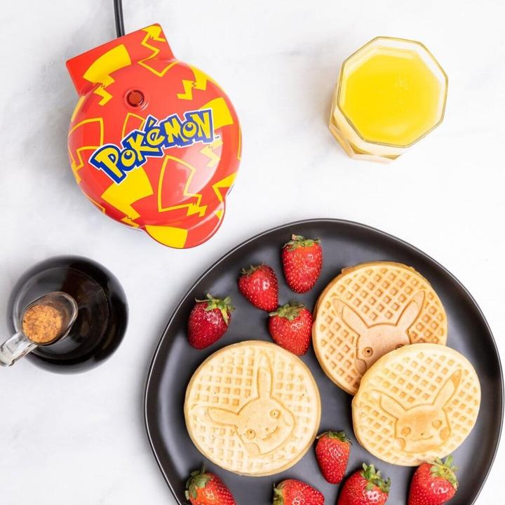 Image du produit Uncanny Brands Uncanny Brand Pikachu Mini Waffeleisen, orange