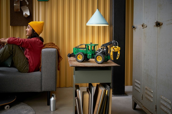 Actual product image LEGO John Deere 948L-II Skidder (42157, LEGO Technic)
