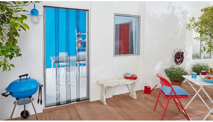 Produktbild tesa Insektenschutz STANDARD Lamellentür, Vorhang mit Klettverschluss, ohne Bohren (120 x 250 cm)