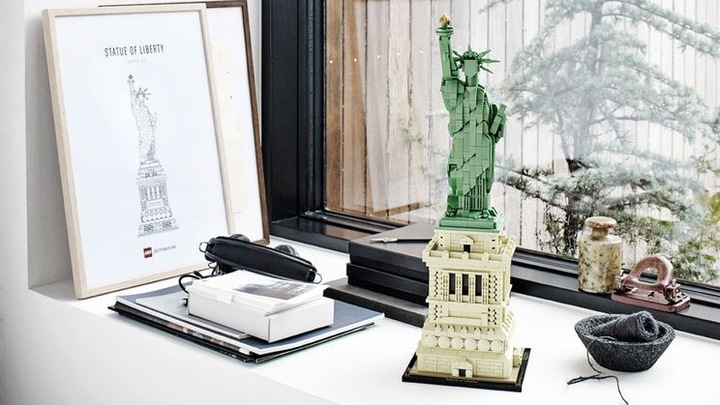 Actual product image LEGO Statue of Liberty (21042, LEGO Architecture)