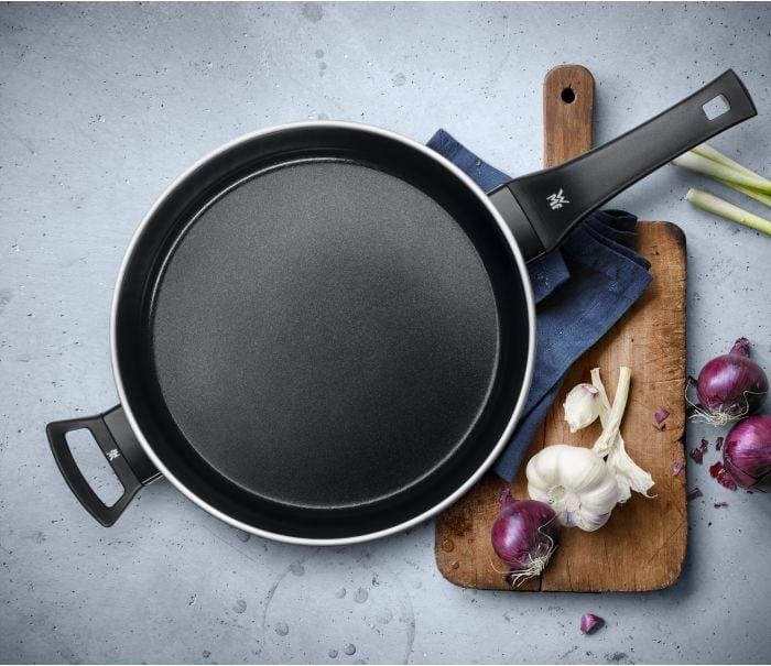 Produktbild WMF Schmorpfanne (28 cm, Bräter + Schmortopf, Aluminiumguss)