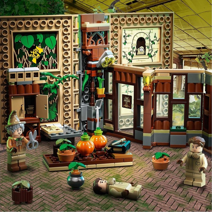 Actual product image LEGO Hogwarts Moment: Herbology Lesson (76384, LEGO Harry Potter)