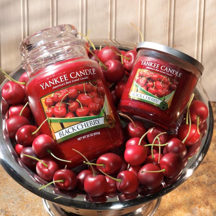 Actual product image Yankee Candle Black Cherry (623 g)