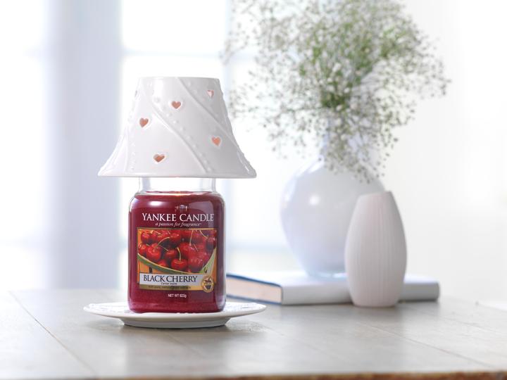 Actual product image Yankee Candle Black Cherry (623 g)