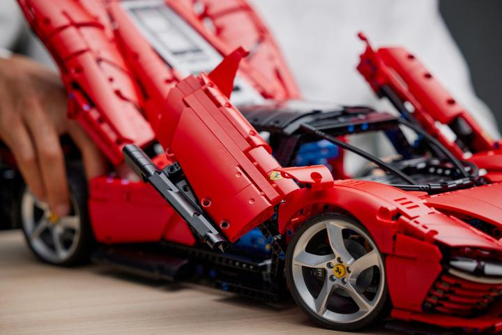 Actual product image LEGO Ferrari Daytona (42143, LEGO Technic)