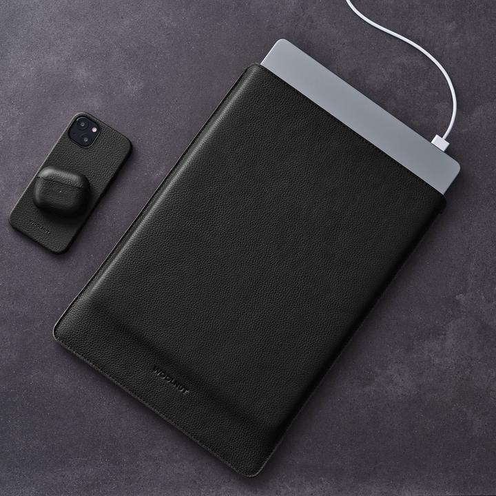 Actual product image Woolnut 15" MacBook Air Leather Sleeve, black (15")