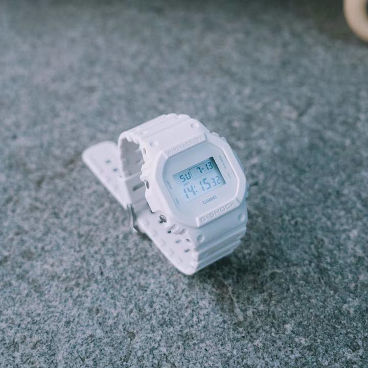 Produktbild Casio DW-5600WW-7ER (Chronograph, Digitaluhr, 48.90 mm)
