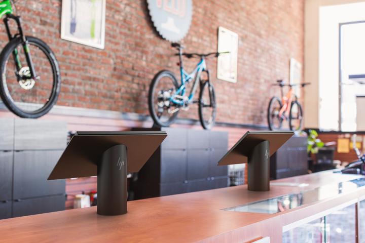 Image du produit HP Engage One AIO i5-7300U () RAM SSD WLAN bgn+BT 4.0 500nit Stand Adv. I/O Base Win10IoT