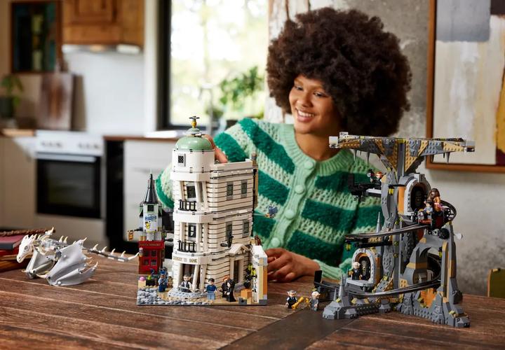 Actual product image LEGO Harry Potter Gringotts Wizard Bank - Collector's Edition (76417, LEGO Harry Potter)