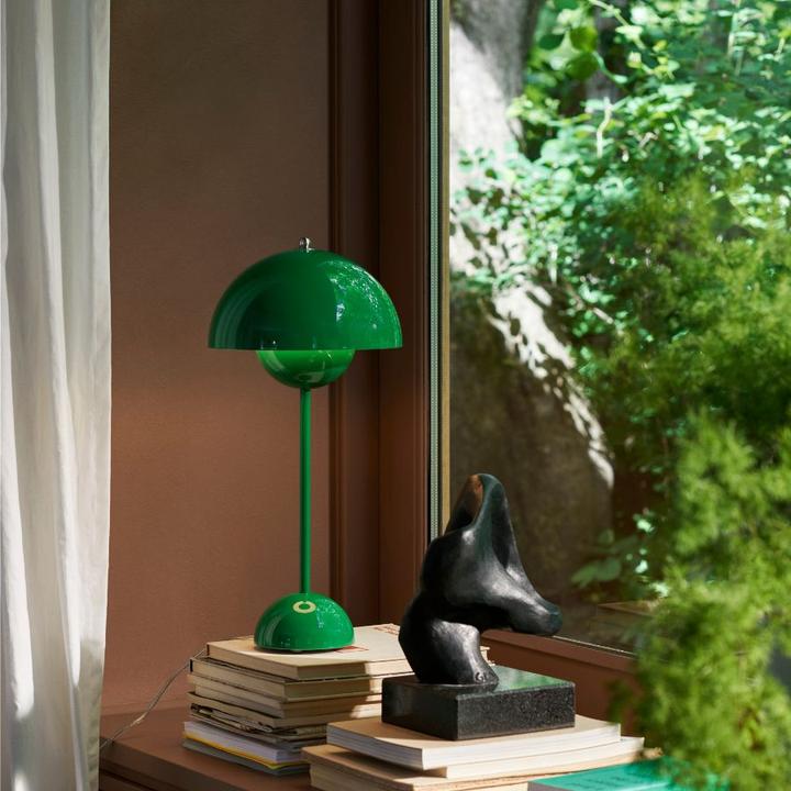 Actual product image &Tradition Flowerpot VP3 table lamp Signal Green (E27)