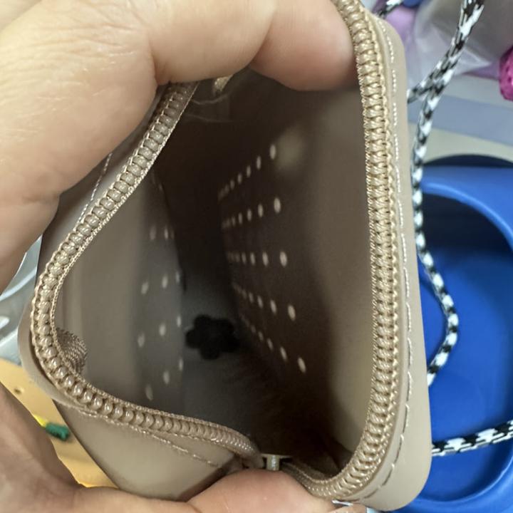 Immagine prodotto Only-Bags.Store Borsa portacellulare chic in silicone a forma di biscotto con tracolla staccabile - leggera